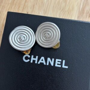 CHANEL Vintage CC Logos Swirl Round Clip-On Earrings Silver Tone!